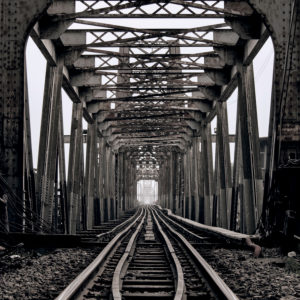 Alte Long Bien Eisenbahnbrücke über den Roten Fluss in Hanoi, Vietnam Alte Long Bien Eisenbahnbrücke über den Roten Fluss in Hanoi, Vietnam